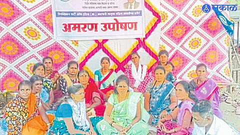 Womens hunger strike : आटपाडीत फसवणूक झालेल्या बचत गटांतील महिलांचे उपोषण: तहसील कार्यालयासमोर आंदोलन