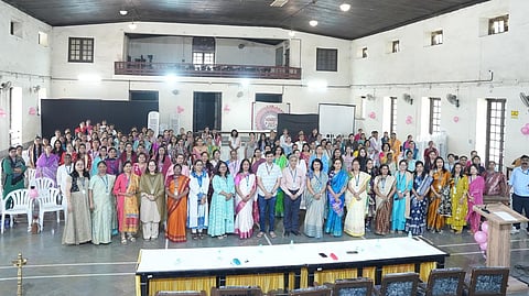 वाडिया कॉलेज कॅम्पस येथे जागतिक महिला दिन मोठ्या उत्साहात साजरा करण्यात आला, यावेळी सहभागी महिला व मान्यवरांचा सामूहिक फोटो.