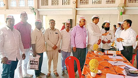 वाडा येथील उपक्रमात अधिकाऱ्यांचीच गर्दी
