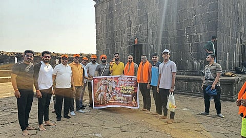 शिवजयंतीनिमित्त आणली रायगडावरील माती