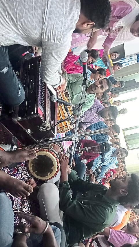 गुरुकुलातील रामभक्त भजनात तल्लीन