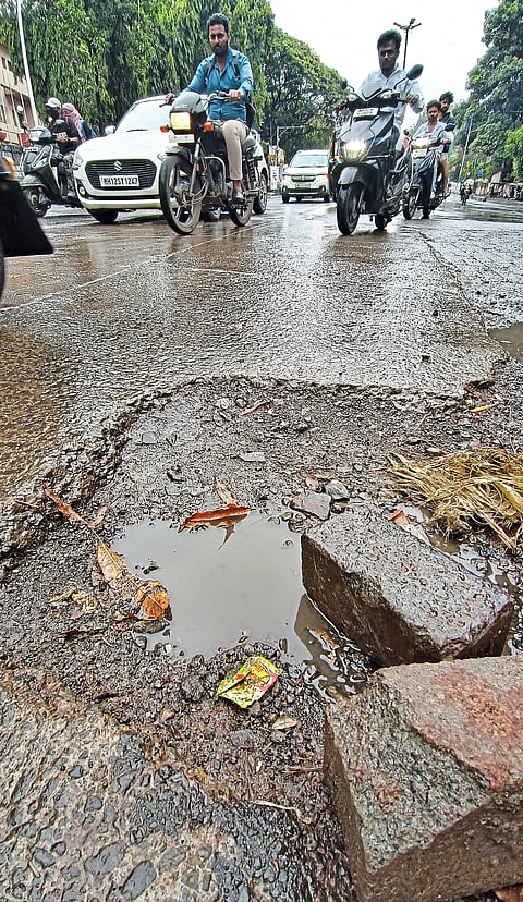 शहरातील रस्त्यांवर पावसामुळे खड्डेच खड्डे