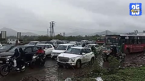 Heavy traffic on Pune-Bengaluru Highway near Satara due to holiday rush; long queues of vehicles causing delays for travelers.
