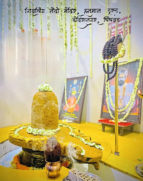 इंदिरानगरमधील महादेवाला चंदन उटीचे भक्तिभावाने लेपण