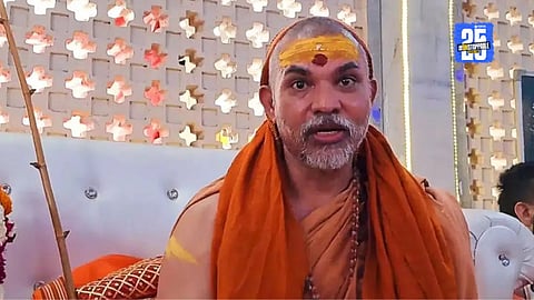 Swami Avimukteshwaranand addressing the media during a press meet in Mumbai, emphasizing his commitment to learning Marathi before leaving the city.