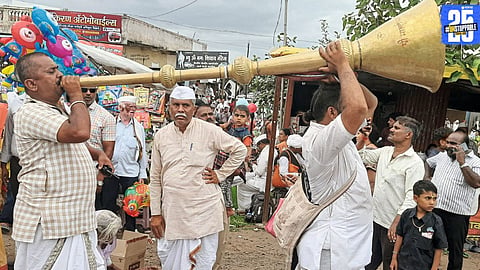 With folded hands and teary eyes, Lonand bids farewell to Mauli’s palkhi after a heartfelt welcome.