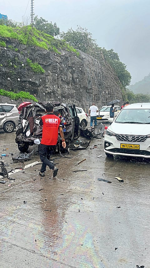 आडोशी बोगद्यात ट्रकची
२४ वाहनांना धडक