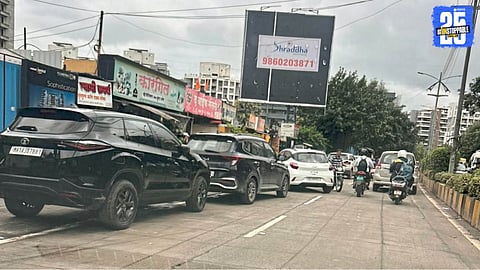 Vehicles parked illegally on footpaths and road edges in Wakad–Hinjewadi