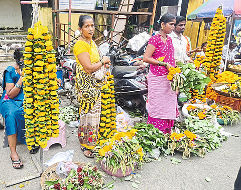बाजारपेठांत झेंडूच्या फुलांचा साज
