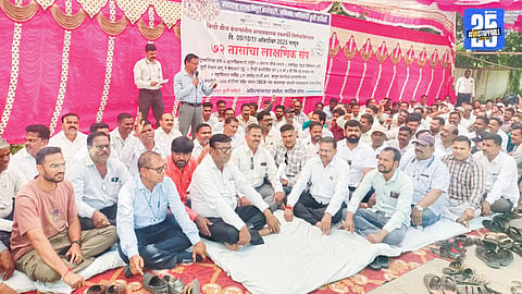 MSEDCL employees hold placards and chant slogans in Ahilyanagar protesting against privatization of the power sector.