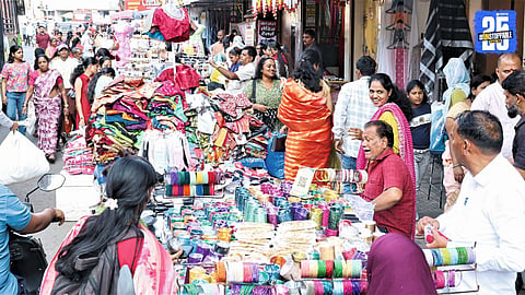 Festive rush in Pune markets ahead of Lakshmi Pujan and Padwa; traders ready with new stock as customers enjoy Diwali shopping.