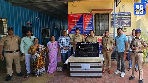 Paragaon Police return 25 lost mobiles worth ₹4.75 lakh — citizens express gratitude for the honest service.