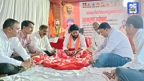Soham Shirke continues his hunger strike for the Satara Gazetteer’s enforcement outside Dahiwadi Tehsil Office; protest enters day four.