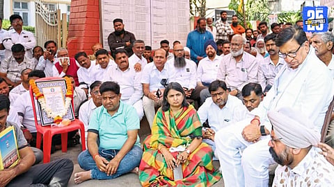Balasaheb Thorat interacting with Congress workers during the protest condemning the attack on the district president.