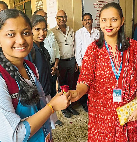 बारावीच्या परीक्षेसाठी आलेल्या परीक्षार्थींचे गुलाबपुष्प देत स्वागत - छायाचित्र