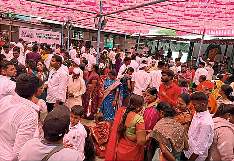 पीरसाहेबांच्या दर्शनाला हिंदू-मुस्लिम बांधवांची गर्दी