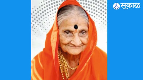 Last rites of Sarubai Pesode performed with Vedic chants and traditional rituals.