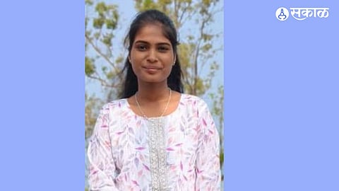 "लाखणगावच्या लेकीची पुणे पोलीस दलात भरारी! शेतीकाम आणि जनावरांचा चारा काढत प्रणाली पाटीलने पूर्ण केलं वडिलांचं स्वप्न"