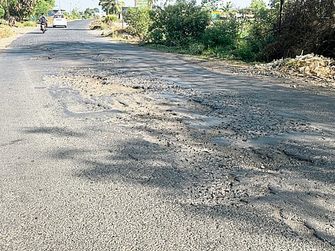 खेड-निमगाव मार्गाची खड्ड्यांमुळे चाळण