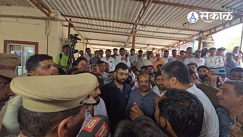 Rohit Pawar's Ultimatum: 48 Hours to Arrest Accused in Vikas Lawande Ink Attack