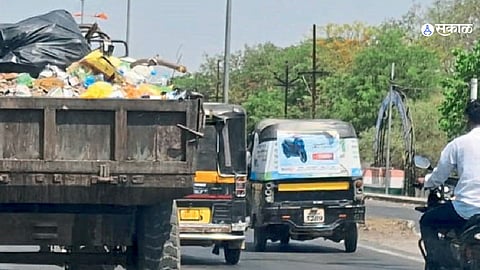 Jalna News: उघड्यावरील कचरा वाहतुकीने नाकात दम;नागरिक त्रस्त ; आच्छादन नसल्याने वाहनातून रस्त्यावर पडते घाण