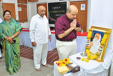 आसू : यशवंतराव चव्हाण हायस्कूल फलटण येथे कर्मवीर भाऊराव पाटील यांना अभिवादन
