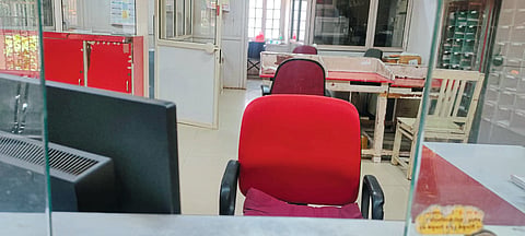 पाचगणी : पाचगणी पोस्ट ऑफिसचा सावळा गोंधळ; कामाचा खोळंबा अन् रांगाच रांगा! रिकामा काऊंटर तरीही नागरिकांची प्रतीक्षा; कर्मचाऱ्यांच्या दिरंगाईमुळे पर्यटकांच्या शहरात संतापाची लाट