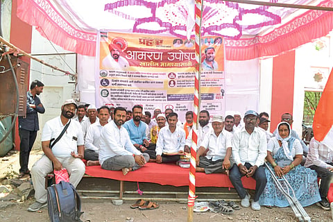 दुधेबावी :- दिव्यांगांच्या मागण्यांसाठी फलटण तहसीलसमोर आमरण उपोषण