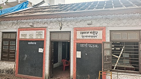 ग्रामपंचायतीची जुनी वास्तू देहूत पाडण्यास सुरुवात