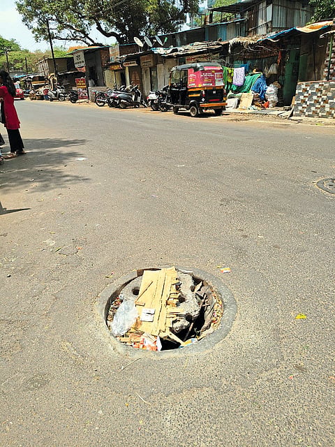 उघड्या चेंबरमुळे अपघाताचा धोका