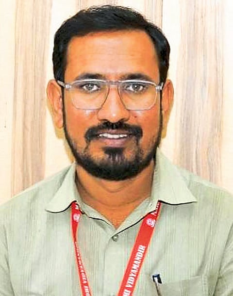 प्रा. सतिश मांडवडे यांना पीएचडी पदवी प्रदान