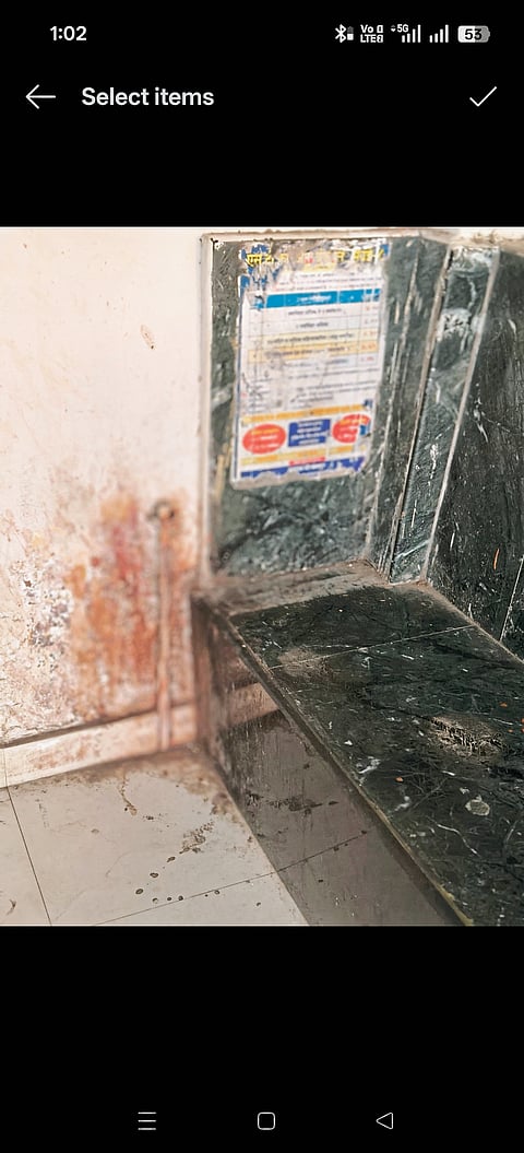 नेवासे बसस्थानकात अस्वच्छता माव्यासह तंबाखूच्या पिचकारीने रंगल्या भिंती; प्रवाशांचे आरोग्य धोक्यात.