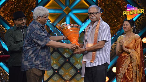 ‘महाराष्ट्राची हास्यजत्रा’च्या मंचावर ज्येष्ठ अभिनेते मोहन जोशी यांना मानवंदना