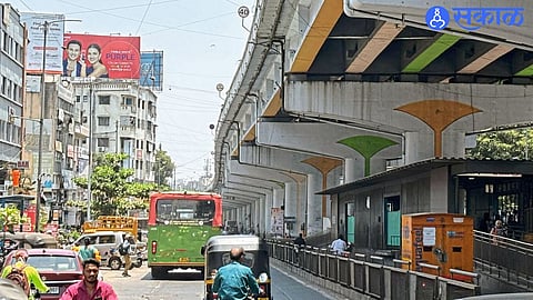 Poor Coordination in Metro Work Creates Confusion at Satara Road Bus Stops