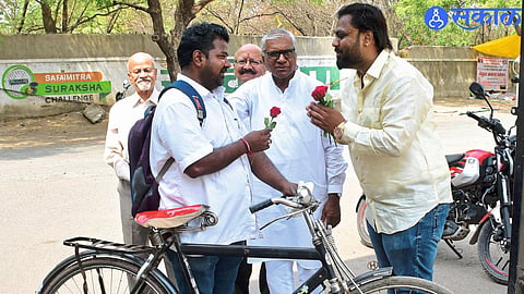 Roses Welcome Eco-Friendly Commute as Ahilyanagar Marks ‘No Vehicle Day’