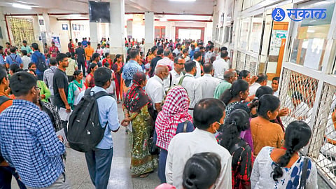 Nagpur News: मेडिकलमध्ये उपचारासाठी रुग्णांची दमछाक!खिडकीतून त्या खिडकीत खेटा ; विस्कळीत रुग्णालयीन व्यवस्थेमुळे सारेच त्रस्त