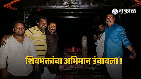 A massive 450 kg Megadambari installed over the Samadhi of Shahaji Raje Bhosale in Hodigere, Davanagere, protecting the historic site from weather damage.