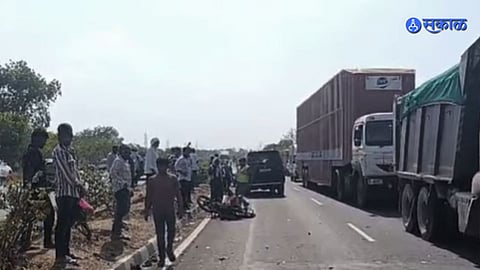 Speeding Car Hits Motorcycle, Four Die on Spot