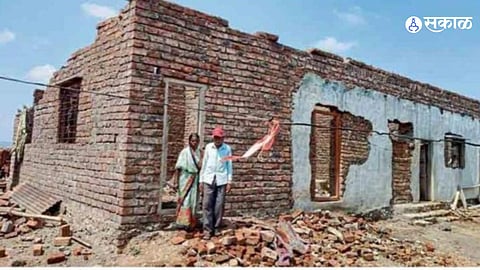Satara:सरकारी योजनेनं घराचं स्वप्न पूर्ण झालं, पण वादळानं हिरावलं; शेवटचा हप्ता मिळण्याआधीच अस्मानी संकटात कुटुंब उघड्यावर