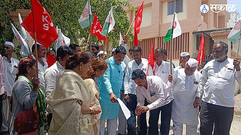 Agrarian Mobilization: Swabhimani Shetkari Sanghatana Rallies at Manchar Sub-Division Office