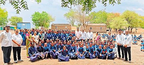 धौलपूर अधिकाऱ्यांची गुळवंच विद्यालयाला भेट