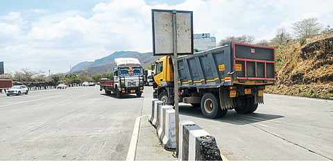 द्रुतगती मार्गावर टिप्परची जीवघेणी घुसखोरी