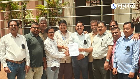 Ambegaon Taluka Journalist Association protests against MP Sanjay Dina Patil