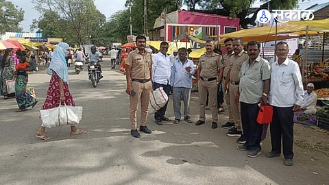 Police and Gram Panchayat tighten security at Talegaon Dhamdhere weekly market to curb mobile thefts and pickpocketing