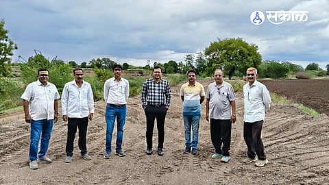 Deputy Collector Eknath Bangale inspected seized illegal sand stock and reviewed security, distribution, and e-auction plans in Gangapur taluka