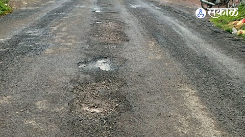 The ₹2 crore Pimpalgaon-Belsarwadi road project developed potholes after the first rain, raising concerns over construction quality and durability.