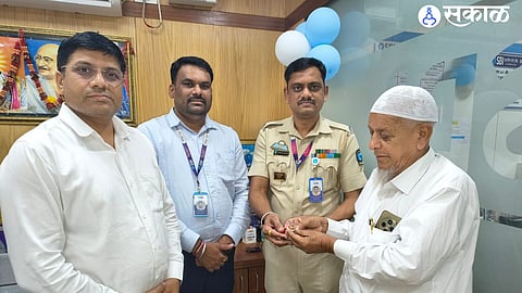 Former Army commando Jitendra Sonawane handed over the valuables to the customer through the bank officials.