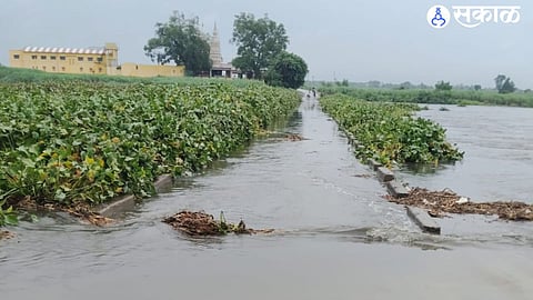 The floodwaters have disrupted connectivity between Valki and Delwadi villages, while authorities have urged residents to remain cautious.