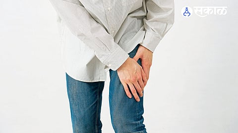 Sciatica causes pain that travels from the lower back to the leg due to pressure on the sciatic nerve, and early diagnosis can prevent complications.