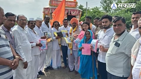Social worker Tukaram Satale organised a Raincoat Distribution drive for Warkaris participating in the Bhivdhanora to Pandharpur pilgrimage.